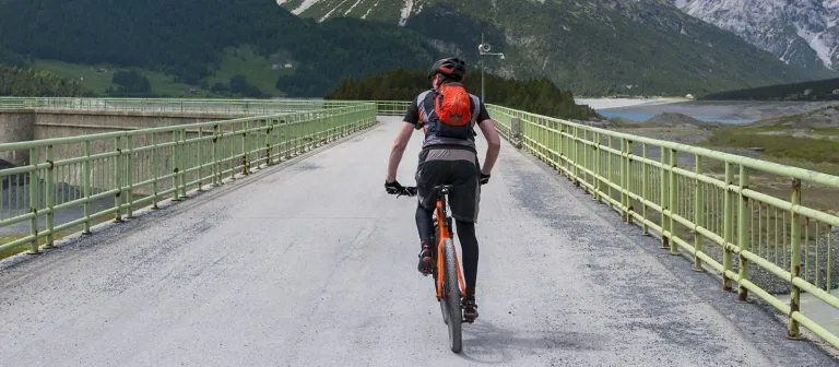Scoprire la Valtellina in bici, la guida ai percorsi più emozionanti