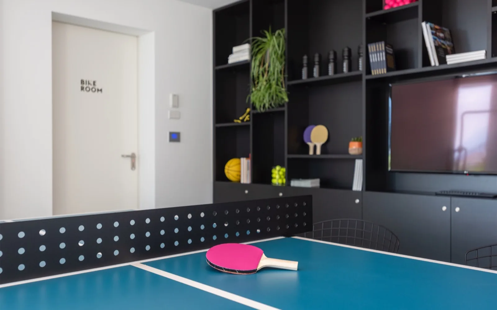 Hoody hotel ping pong