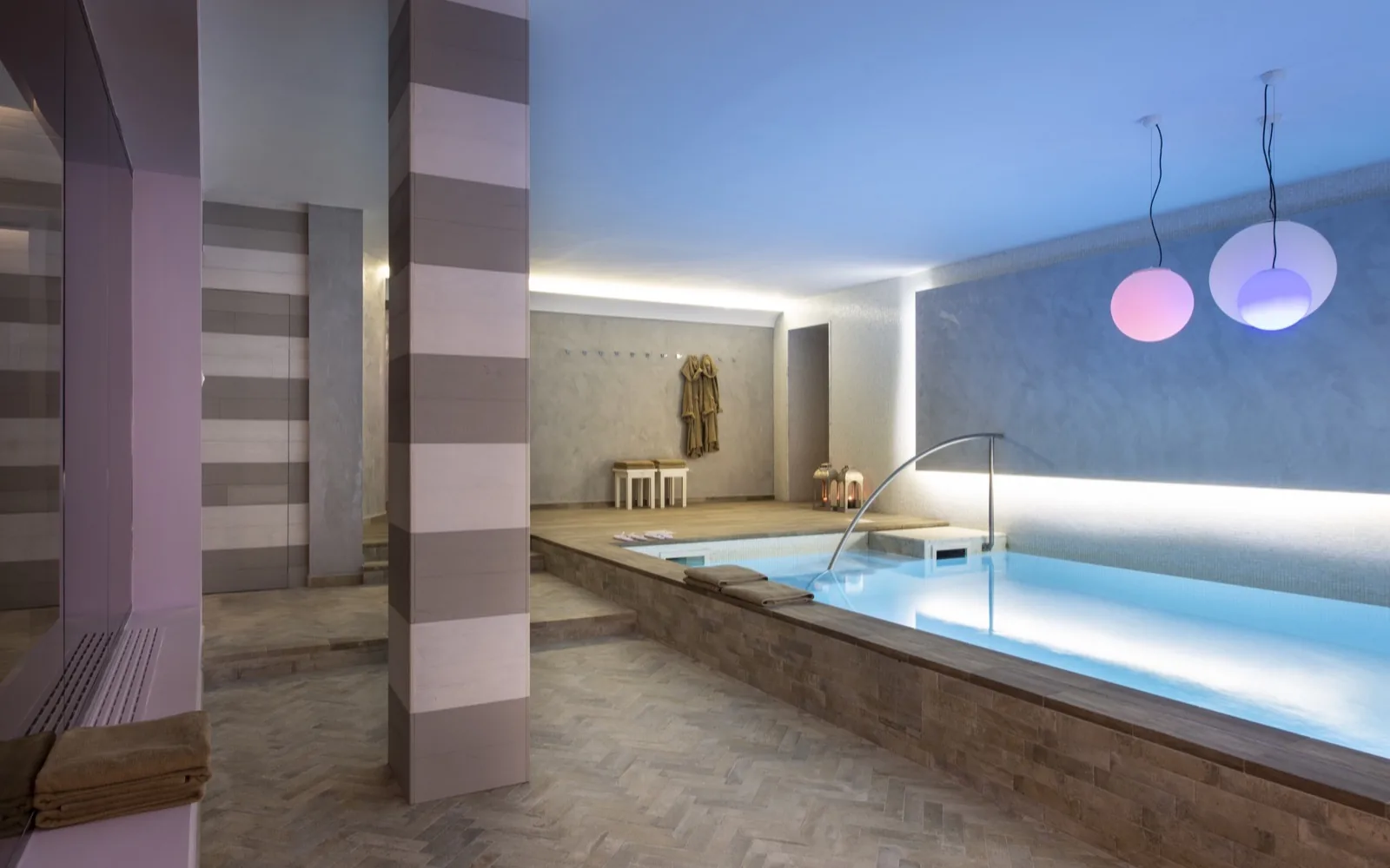 altaroccawineresort-winespa-wellness-indoor-pool