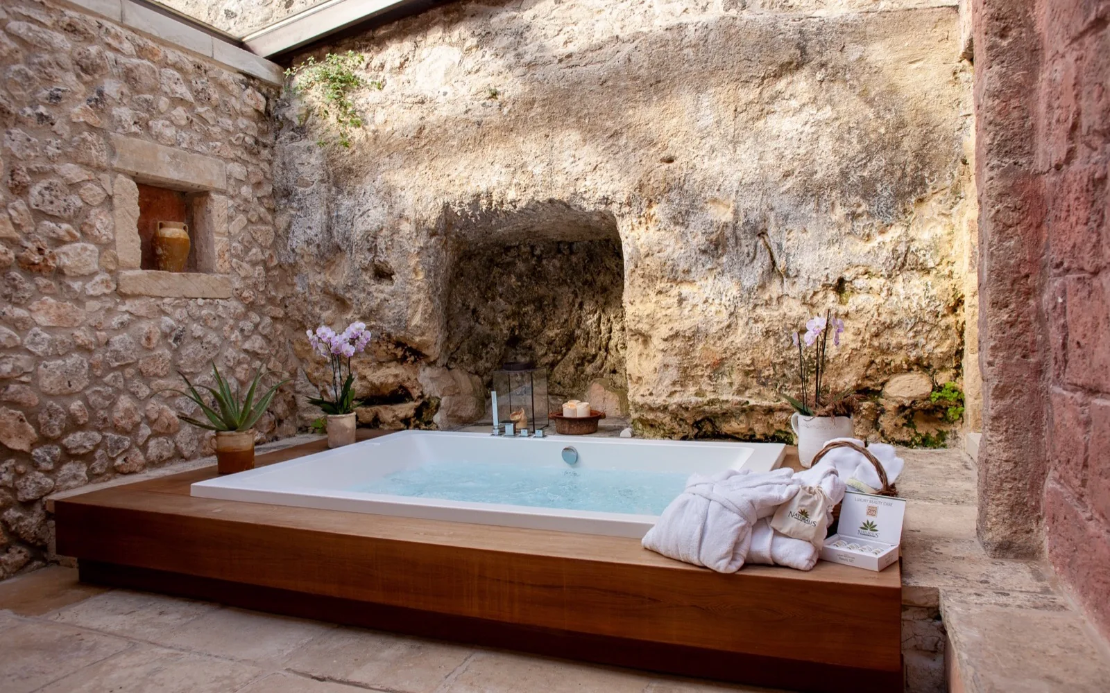 Naturalis Bio Resort jacuzzi suite